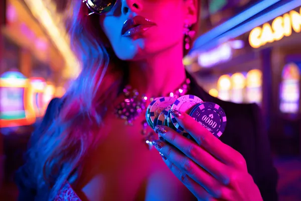 ক্যাসিনো চিপে ঘেরা এক আত্মবিশ্বাসী ডিলার খেলোয়াড়দের 7555BETT অ্যাকাউন্টে লগইন করতে আহ্বান করছেন—যা দ্রুত ও সহজ লগইন সুবিধাকে উপস্থাপন করে।